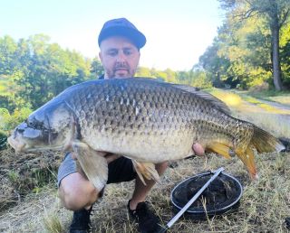 Neobvyklá událost - i výprava na sumce se může proměnit na lov kapra přívlačí, aneb pěkný kousek 80 cm chycený na třpytku...